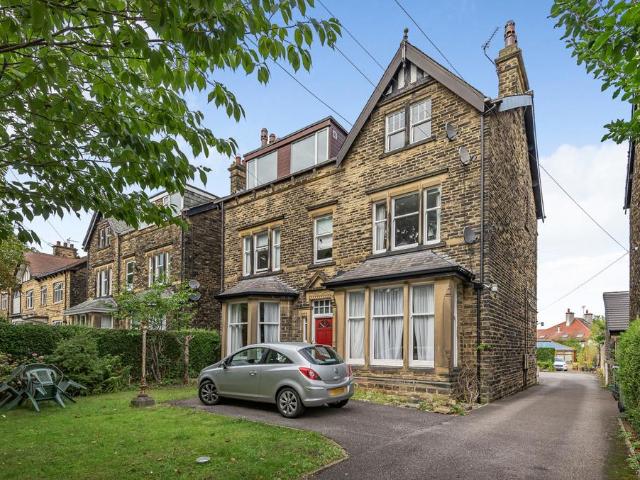 Street Lane, Leeds, West Yorkshire, LS8 2 bed flat to rent £1,195 pcm £276 pw
