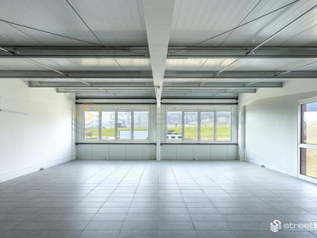 Streetbox double de 230m2 très bien situé !