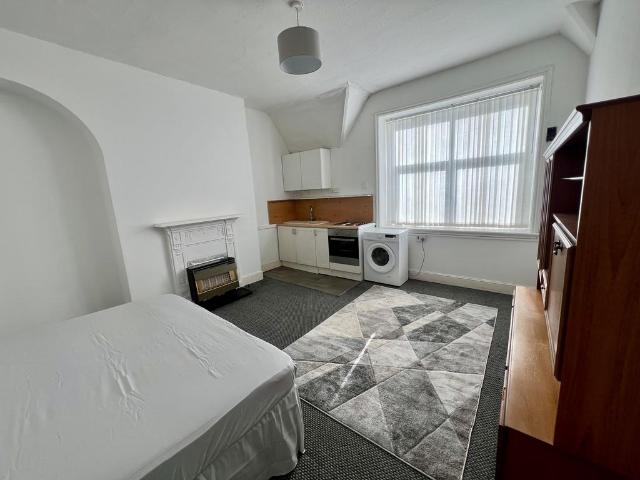 Strensham Hill, Birmingham B13 Studio to rent £565 pcm £130 pw