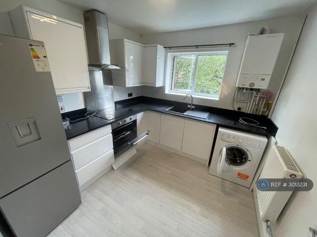 Stretford, Manchester, M32 2 bed flat to rent £1,195 pcm £276 pw
