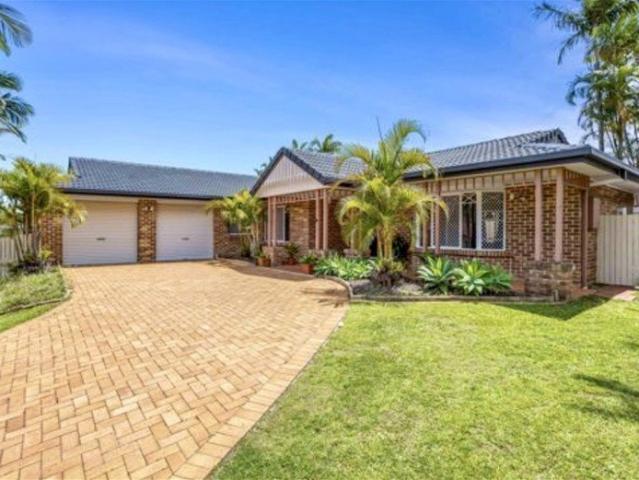 Stretton Fabulous location with convenience!