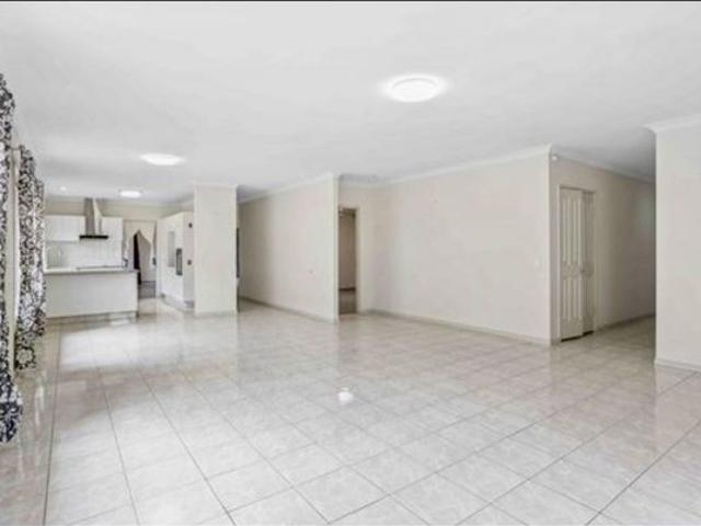 Stretton Fabulous location with convenience!