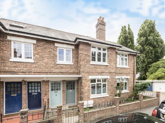 Strickland Row, London SW18 4 bed flat to rent £3,250 pcm £750 pw