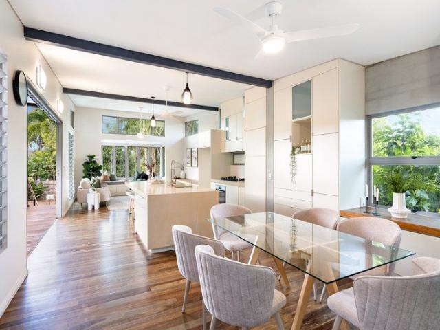 Striking tropical home, five minute walk to the beach