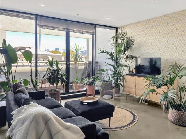 STRIKING TRI LEVEL TOWNHOUSE WITH CITY VIEWS & ROOFTOP TERRACE