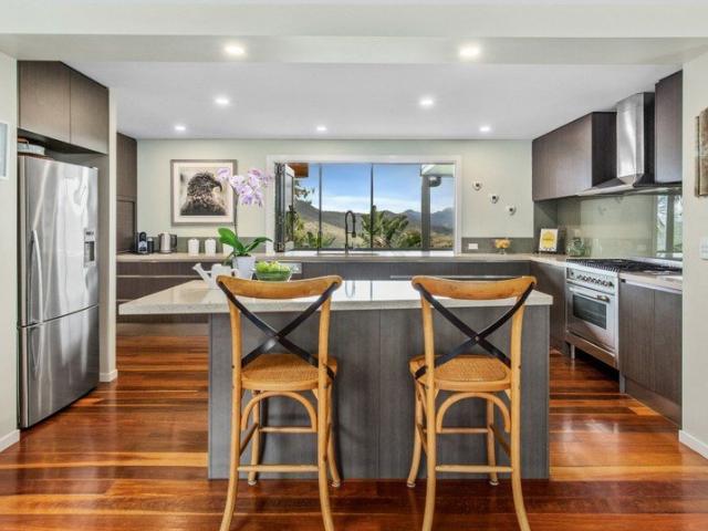 STRIKING VIEWS, VERSATILE LIVING IN THE HINTERLANDâS PREMIER CUL DE SAC
