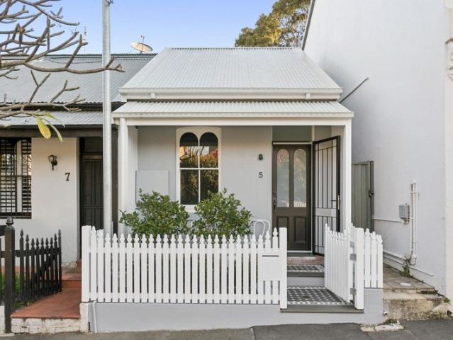 Striking contemporary design in a coveted Erskineville pocket