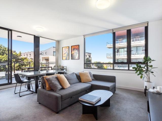 Striking entertainer with outstanding location privileges with 82sqm on title