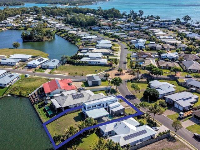 Striking Lakefront Home With Pool Just Minutes Walk From The Beach @ Toogoom, Hervey Bay