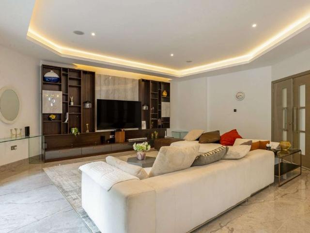 Striking modern detached home with beautifully designed family accommodation in a prime Solihull location