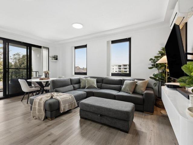 Striking renovated apartment for immediate enjoyment