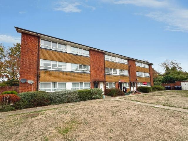 Strode Street, Surrey TW20 3 bed flat to rent £2,200 pcm £508 pw