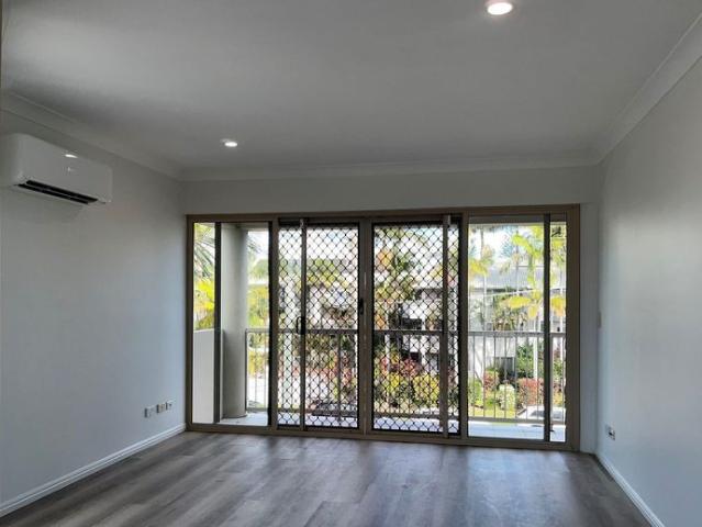 STROLL TO BEACH 2 BEDROOM, 2 BATHROOM, 2 CAR