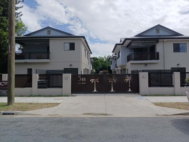Stroll to the beach 10 mins to Cairns CBD/Airport