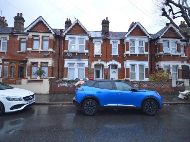 Strone Road 1 bed maisonette to rent £1,700 pcm £392 pw