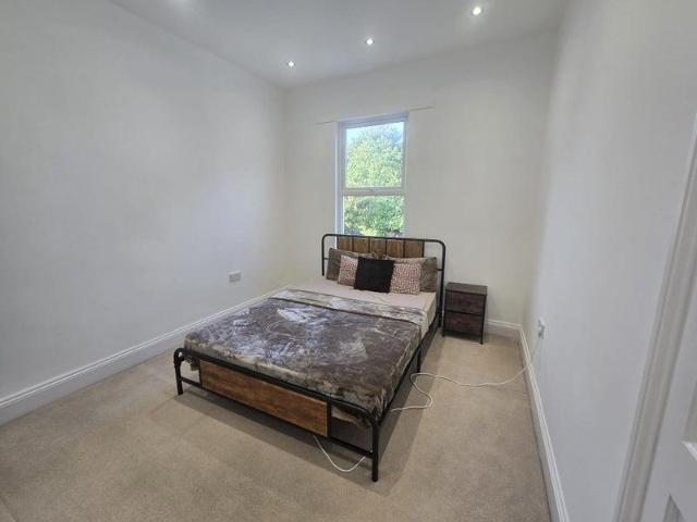 Stroud Rd SE25 1 bed semi detached house to rent £690 pcm £159 pw