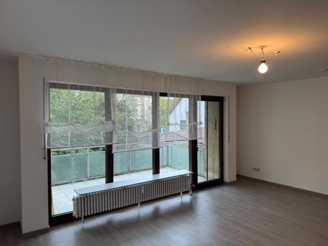 Stuttgart Feuerbach: 65 qm Wohnung mit Küche, Balkon + Stellplatz