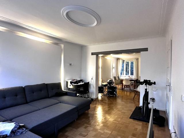 Stuttgart West: Großzügige Wohnung mit offenem Wohn /Essbereich, Glasbaustein Wand & Ankleide