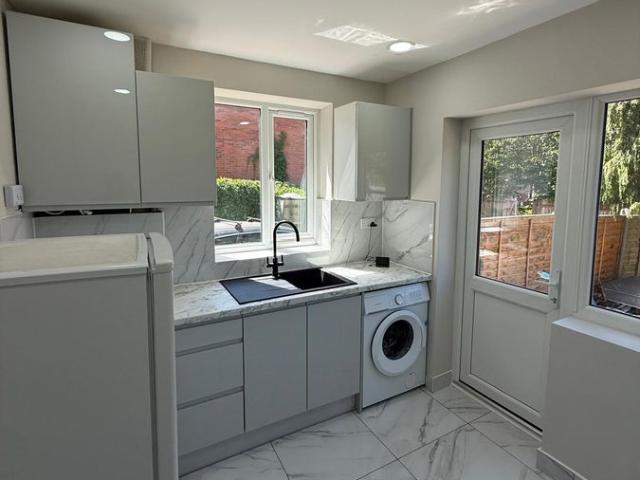 Stuart Court, High Street, Elstree, Borehamwood WD6, 1 bed flat to rent, £1,400 pcm | PrimeLocation
