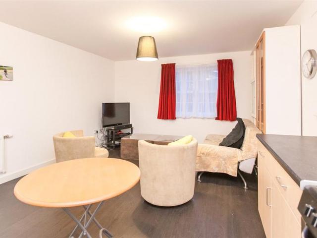 Stuart Square, Edinburgh, EH12 2 bed flat to rent £1,270 pcm £293 pw