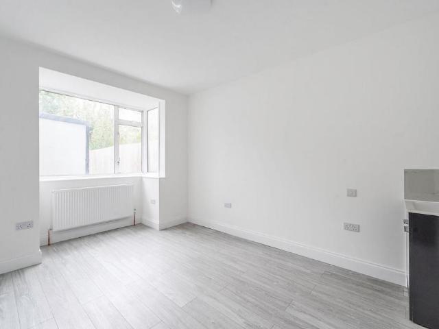Stuart Road, HA3, Harrow, HA3 5 bed terraced house to rent £3,600 pcm £831 pw