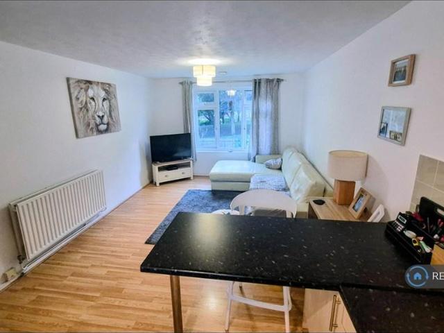 Stubbs Court, Andover, SP10 1 bed flat to rent £925 pcm £213 pw