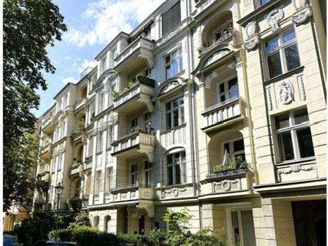 Stuck Altbau ETW in Denkmalensemble. Mit Süd Balkon im 2. OG. Kapitalanlage oder für spätere Nutzung
