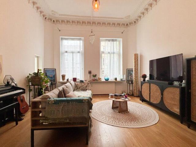 Stuckdecken, Wintergarten, Einbauküche 3 Zimmer Wohnung mit besonderer Ausstattung