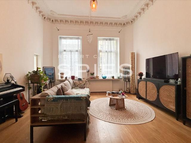 Stuckdecken, Wintergarten, Einbauküche 3 Zimmer Wohnung mit besonderer Ausstattung