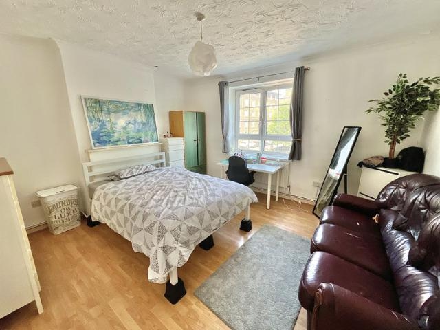Student Only – 3 Bed@ Aldgate East / Brick Lan