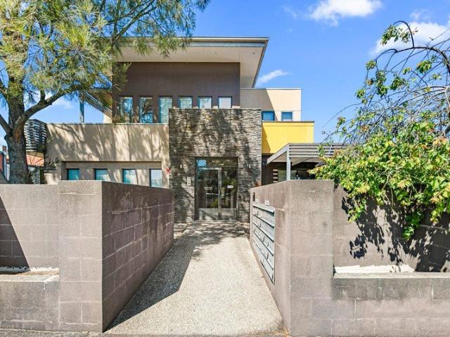 Student Only Investment Steps from Deakin University