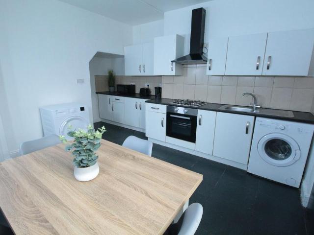 Student Accommodation 26/27, 22 Dixon. 5 bed house share to rent £399 pcm £92 pw