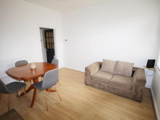Student Accommodation 26 27, 77. 4 bed house share to rent £449 pcm £104 pw