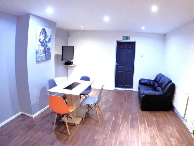 Student Accommodation, 39 Monks Road. 6 bed house share to rent £449 pcm £104 pw
