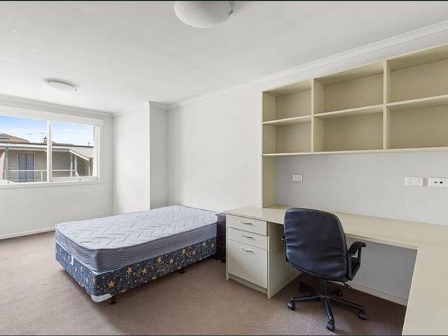 STUDENT ACOCMMODATION IN THE HEART OF CAULFIELD. CLOSE TO MONASH