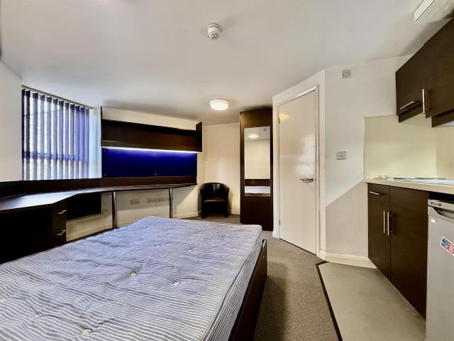 student_apartment for rent in The Square, Plymouth