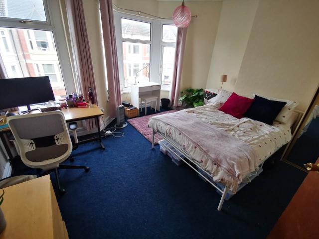 student_apartment for rent in Dogfield Street Cathays Cardiff CF24 4QJ