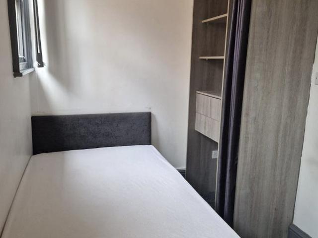 Student Ensuite Room Available Now!
