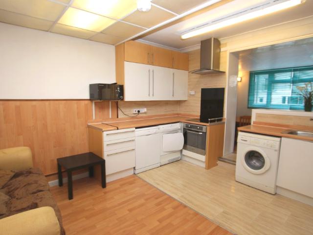 STUDENT Five Bedroom Maisonette – Surbiton Tolworth Broadway, KT6