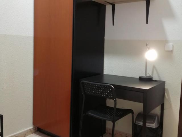 Student friendly single bedroom in El Camp de l'Arpa del Clot