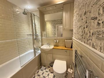 Student friendly whole 2 bed next to tube station