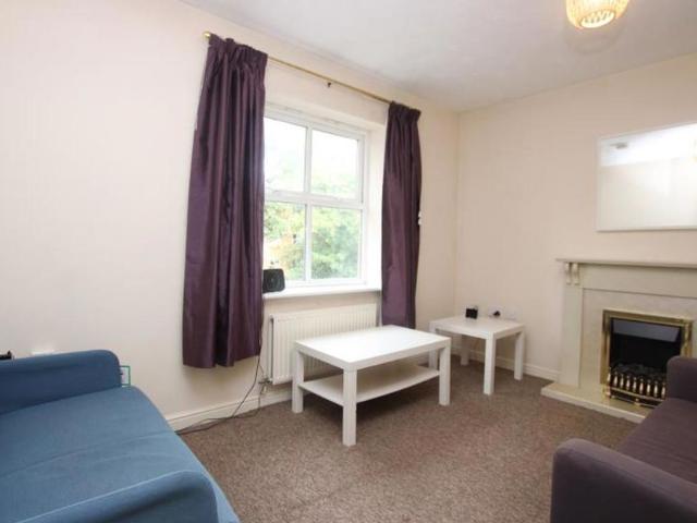 STUDENT PROPERTY * £780pppm three bed bills included!* A modern property in a popular location suitable for three STUDENTS. Available furnished with bills included from July