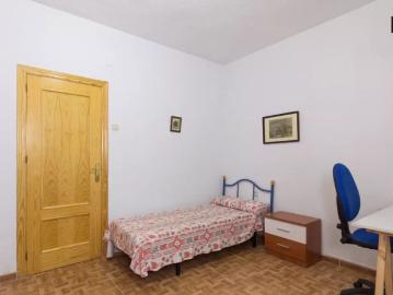 Student room with single bed for rent in 4 bedroom apartment in Ronda