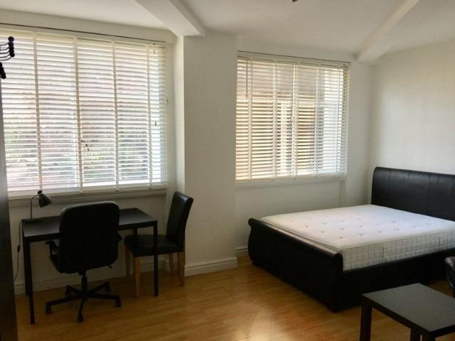 Student Studio, Oxford Rd. All bills included