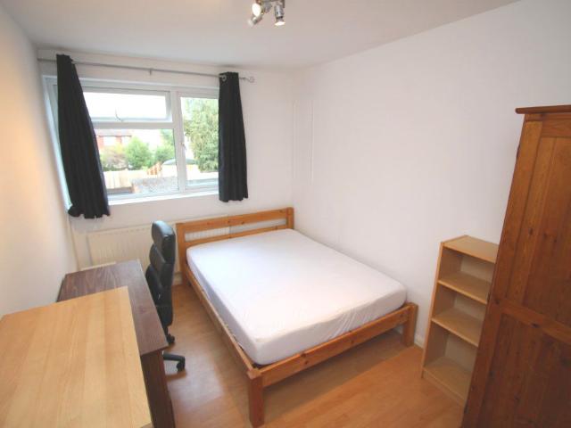STUDENT 3 Double Bedroom Flat – Surbiton Camellia Lane, KT5