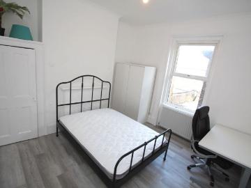 STUDENT 6 Double Bedroom Maisonette ~2 min walk from Penrhyn Road Campus – Kingston Surbiton Road, KT1