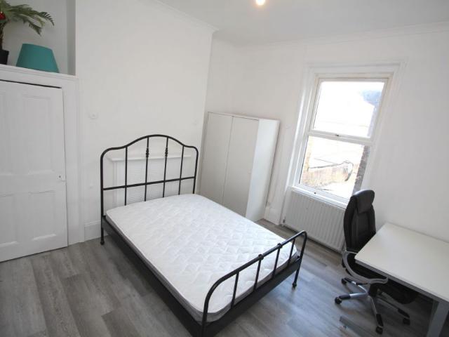 STUDENT 6 Double Bedroom Maisonette ~2 min walk from Penrhyn Road Campus – Kingston Surbiton Road, KT1