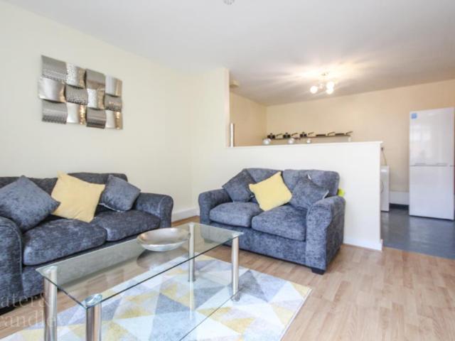 STUDENTS * £100PPPW INCLUSIVE OF. 1 bed flat to rent £475 pcm £110 pw