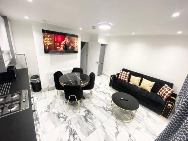 Students Welcome 3 Bedroom House UB32Jn