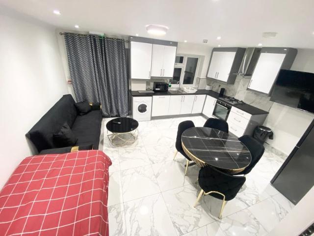 Students Welcome 3 Bedroom House UB3 2Jn